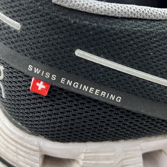 On Cloud Women's lightweight Lace Up Running Shoe size 9 - Picture 5 of 10